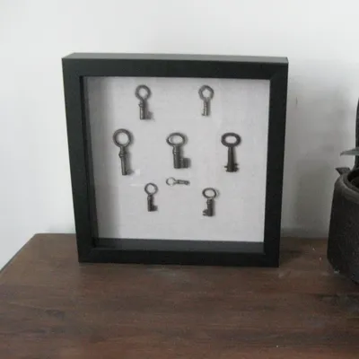 Cadre vitrine avec petites clefs clés anciennes 22x22 cm industriel